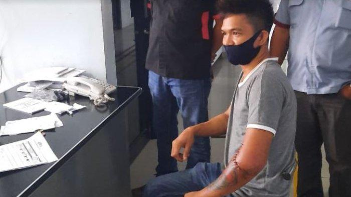 Niko Andesta, sopir travel yang jadi korban pembacokan oleh anggota polisi di Pagaralam membuat laporan, Jumat (2/10/2020).