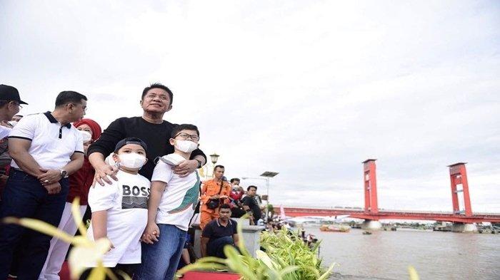 Lomba bidar tadisional dan perahu hias di sungai musi tepatnya Benteng Kuto Besak (BKB) Palembang berhasil sedot ribuan penonton.