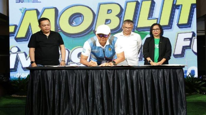 PLN gandeng Grab Indonesia guna mendukung ekosistem kendaraan listrik Indonesia. Penandatanganan ini dilakukan di sela acara PLN E-Mobility Day yang digelar di Level 21 Mall Denpasar, Bali, Minggu (24/7/2022).