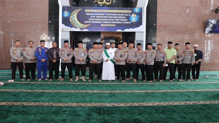 Kapolda Sumsel Irjen Pol Drs Toni Harmanto,MH saat menghadiri kegiatan Binrohtal (Bimbingan Rohani dan Mental) di Masjid Assaadah Polda Sumsel, Kamis (4/8/2022).