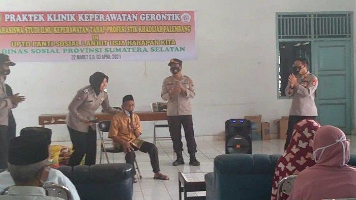 Kapolres Ogan Ilir, AKBP Yusantiyo Sandhy membagikan Sembako pada Lansia yang Jalani Vaksinasi di Panti Sosial Lanjut Usia Harapan Kita di Indralaya, Sabtu (3/4/2021).
