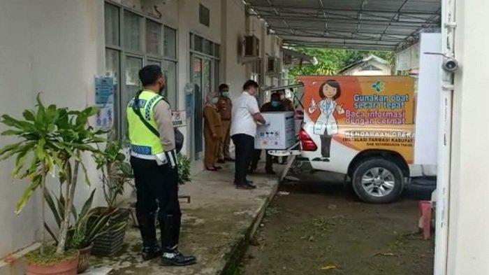 Anggota Satlantas Polres Ogan Ilir mengawasi proses pemindahan box vaksin di gudang kantor Dinkes Ogan Ilir.