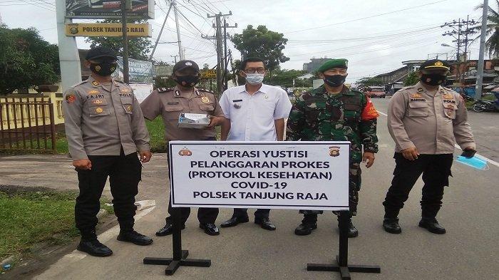 Dalam rangka memutus mata rantai penyebaran Covid-19, Polsek Tanjung Raja Polres Ogan Ilir menggelar Operasi Yustisi sekaligus membagikan masker kepada warga. Tak hanya Polri, unsur Forkompinda lainnya seperti TNI dan camat juga dilibatkan dalam Operasi Yustisi ini.