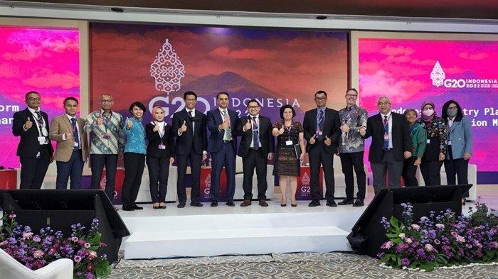 PT PLN (Persero) Siap Pimpin Transisi Energi. Hal tersebut disampaikan oleh Direktur Utama PLN Darmawan Prasodjo dalam forum diskusi Sustainable Finance For Climate Transition Roundtable di Bali pada Kamis (14/7/2022).