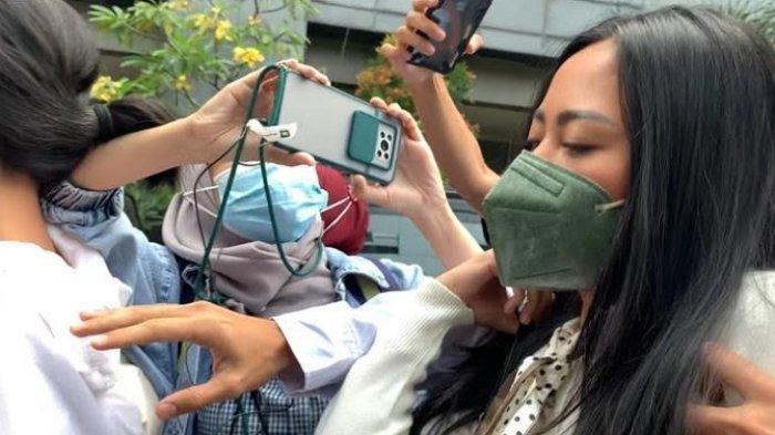 Rachel Vennya tiba di Polda Metro Jaya, kamis (21/10/2021).