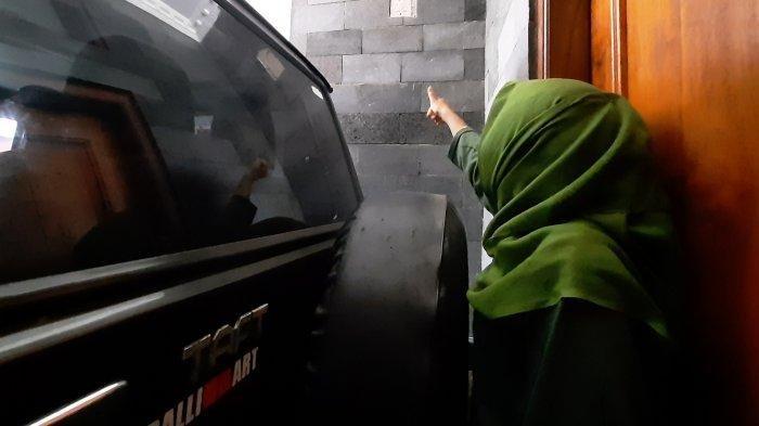 Okni menceritakan kronologi perampokan di rumahnya yang ada di Gresik