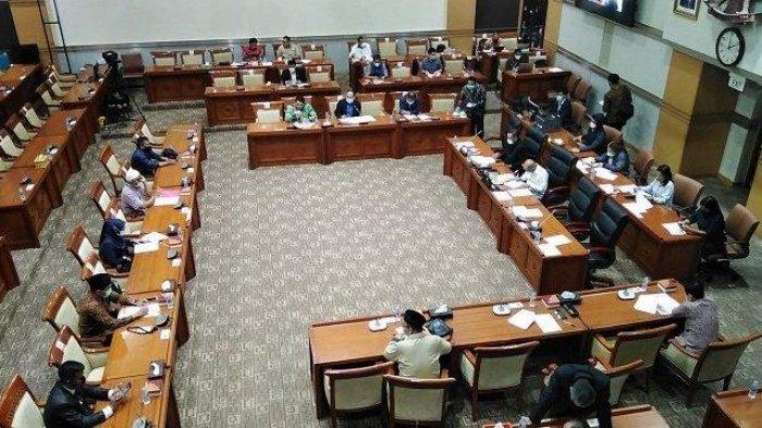 Komisi III DPR RI menggelar rapat di Komplek Parlemen di Jakarta, Kamis (10/12/2020), dengan agenda mendengar pendapat umumkeluarga enam laskar FPI yang menjadi korban dalam insiden Tol Jakarta-Cikampek.