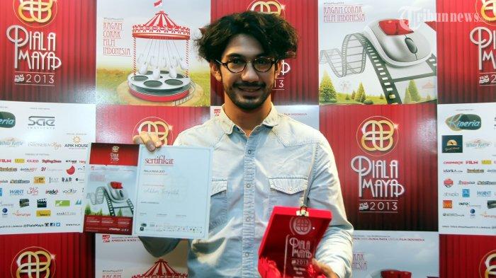 Aktor, Reza Rahadian menunjukkan penghargaan yang didapatnya sebagai Aktor Terpilih pada malam puncak penghargaan Piala Maya 2013 yang mengusung tema Ragam Corak Film Indonesia , di kawasan Brawijaya, Jakarta Selatan, Sabtu (21/12/2013). Piala Maya 2013 ini merupakan bentuk apresiasi untuk film-film Indonesia.