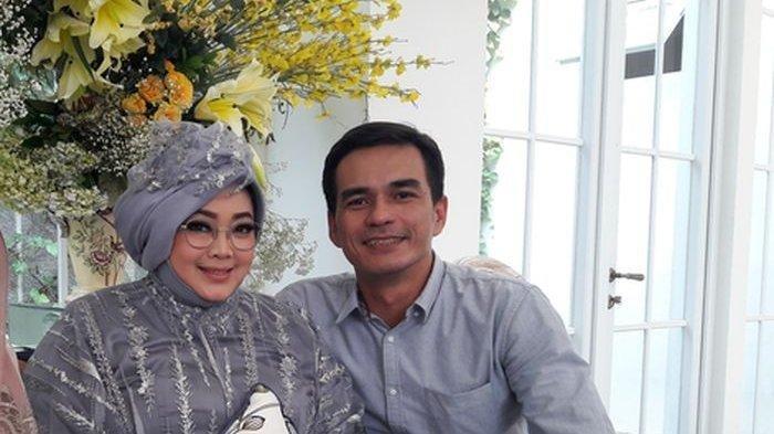 Rina Gunawan dan Teddy Syach, suami. Rina Gunawan dikabarkan meninggal dunia, Selasa (2/3/2021) sore. Rumah Rina Gunawan di Sentul City tidak ada aktifitas.