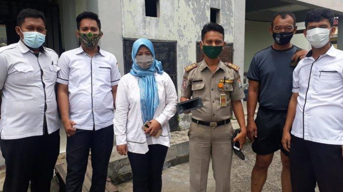 Lurah Srijaya, Sri Sundarini bersama jajarannya menyita speaker pemanggil burung walet yang dipasang oleh oknum penghuni rumah susun Jl Srijaya.