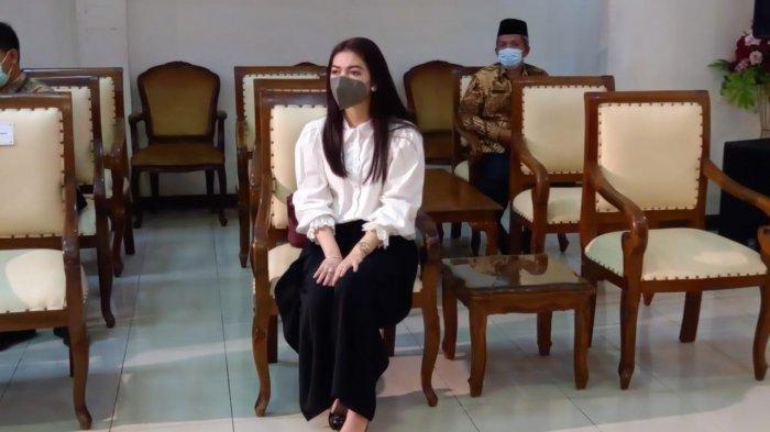 Sosok Selvi Ananda yang menemani suaminya, Gibran Rakabuming Raka menjelang pelantikan wali kota