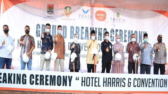 Wali Kota Lubuklinggau, SN Prana Putra Sohe meletakan batu pertama pembangunan Hotel Harris & Convention Hall di Kelurahan Jogoboyo Kecamatan Lubuklinggau Utara ll. Jumat (12/2/2021).