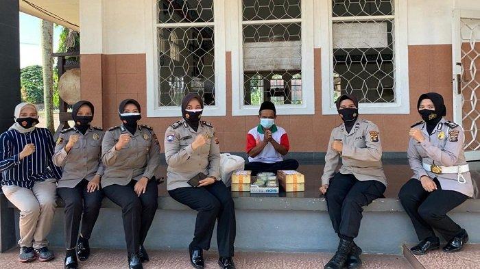 Srikandi Polres Ogan Ilir melaksanakan bakti sosial dengan membagikan takjil untuk berbuka puasa Masjid Nurul Hikmah di Kecamatan Indralaya Utara.