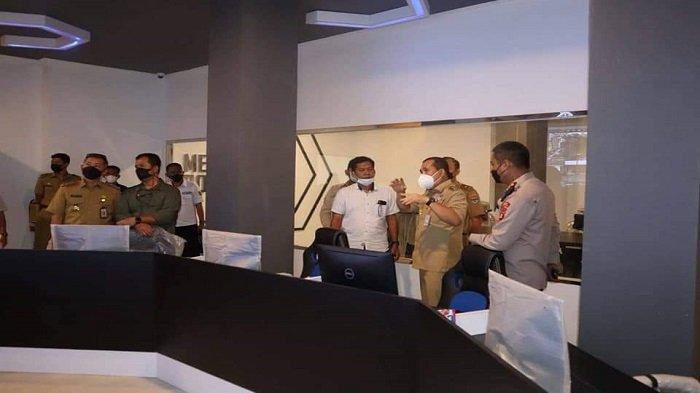 Wali Kota Lubuklinggau, H SN Prana Putra Sohe didampingi Kapolres Lubuklinggau, AKBP Nuryono melakukan pengecekan Command Center (CC) yang berada di Mapolres Lubuklinggau.