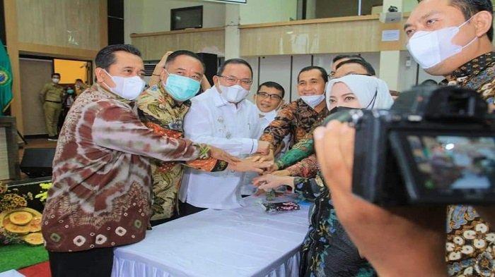Wali Kota Lubuklinggau, H SN Prana Putra Sohe menghadiri Rapat Koordinasi (Rakor) Pencegahan Tindak Pidana Korupsi bersama KPK dan Pemprov Sumsel beserta Pemkot dan Pemkab se Sematera Selatan, di Auditorium Graha Bina Praja Provinsi Sumsel, Kamis (15/4/2021).