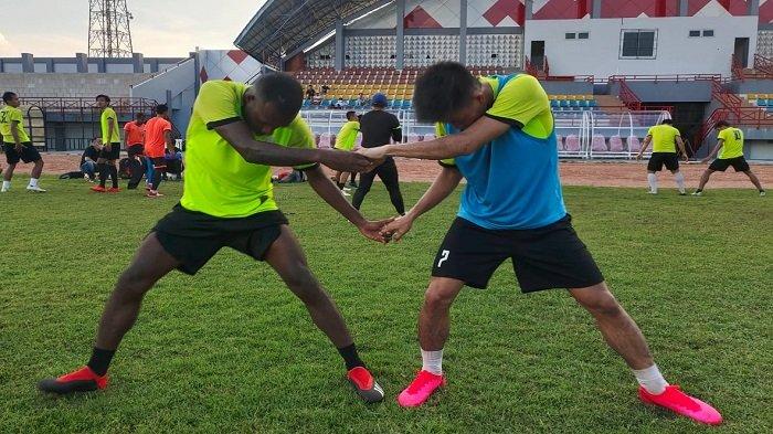 Winger Asal Papua Engelberd Sani dan skuad Muba Babel United (MBU) saat melakukan Pemusatan latihan di Stadion Serasan Sekate, Jumat (16/4/21).
