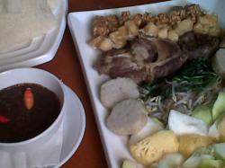 Inilah Tempat Kuliner di Surabaya Mie Ayam, Gado-gado dan Rujak