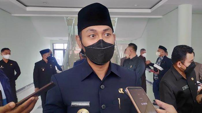 Bupati Tuban, Aditya Halindra Faridzky, menyampaikan hasil pertemuannya dengan perwakilan serikat pekerja ronggolawe seusai paripurna, Jumat (26/11/2021).