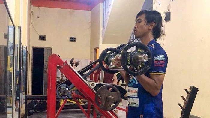 Andy Setiawan, gelandang Persebaya Surabaya menjalani latihan secara mandiri saat tim Bajul Ijo sedang libur.