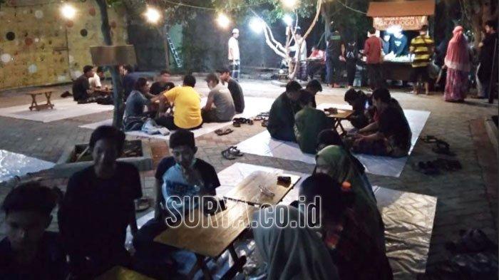 Angkringan Kalijogo, yang sepekan ini dibuka oleh Remaja Masjid (Remas) Baitul Muttaqin Anggaswangi, Sukodono, Kabupaten Sidoarjo.