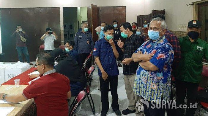 Ketua KPU RI, Arief Budiman saat melihat langsung proses rekapitulasi suara di Kecamatan Kebomas, Gresik, Sabtu (12/12/2020).