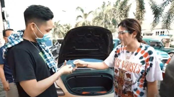 Ashanty membelikan mobil mewah untuk Azriel Hermansyah