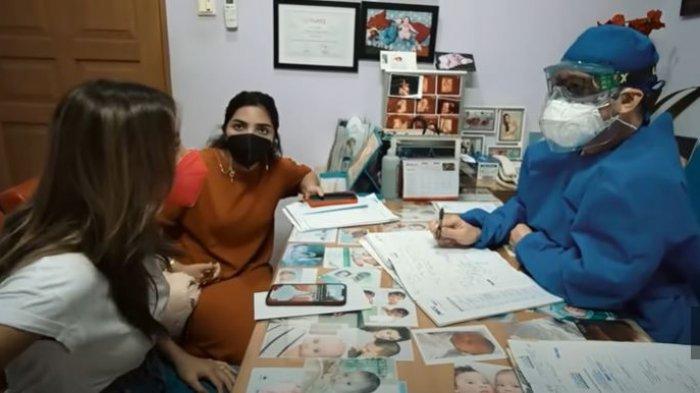 Aurel Hermansyah ditemani Ashanty saat pemeriksaan ke dokter