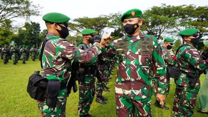 Brigjen TNI Achmad Fauzi saat menghadiri upacara pemberangkatan Batalyon Infanteri 315/Garuda atau yang berjuluk Pasukan Setan