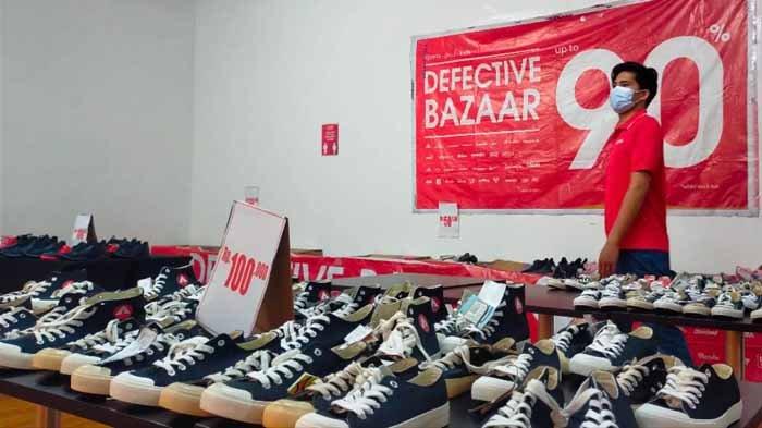 Bazaar Sepatu 90 Persen di Grand City Mall Surabaya. Pelapak menyajikan berbagai sepatu ori merek Adidas, Nike, New Balance, Airwalk, dan Convers.