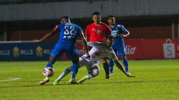 Bek Persib Bandung, Victor Igbonefo (32) saat menghadang laju winger PSS Sleman Irfan Jaya dalam Piala Menpora 2021