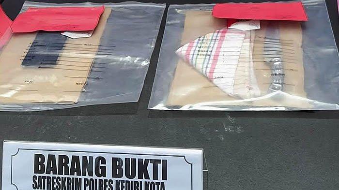 Barang bukti senjata tajam sejenis belati yang diamankan dari pelaku pembunuhan M, remaja putri asal Kota Bandung, Jumat (5/3/2021).