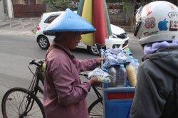 Cegah Penyebaran Virus, Membagi Masker untuk Pekerja di Jalan