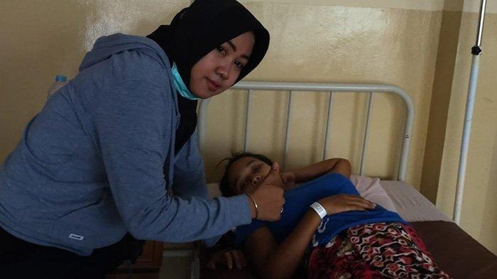 Bidan Siti Indriyani bersama Ny Siti Romlah saat berada di RS Muhammadiyah untuk perawatan lebih lanjut, Kamis (12/11/2020)
