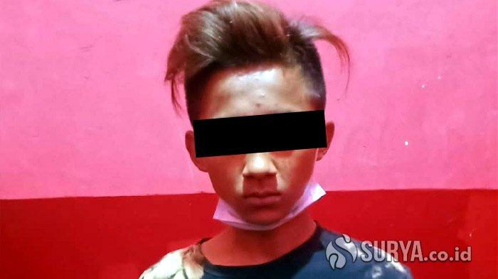 Bocah pejambret asal Menganti Gresik saat di Mapolsek Tegalsari, Surabaya, Rabu (14/10/2020).