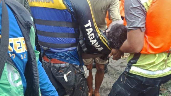 Petugas mengevakuasi jenazah pemuda yang tenggelam di Sungai Buntung Desa Tawangsari, Kecamatan Taman, Sidoarjo, Rabu (25/11/2020). SURYA.co.id/M Taufik