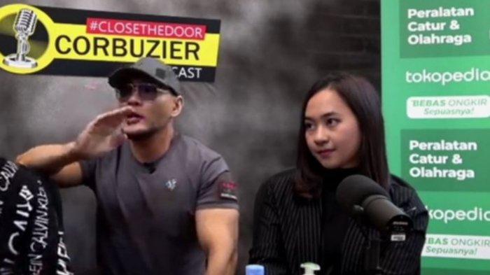 Potret Chelsie Monica saat menjadi komentator pada duel Dewa Kipas vs GM Irene