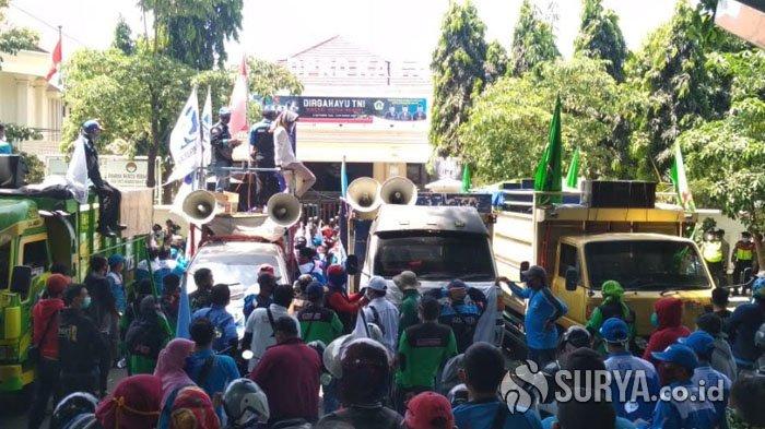 Tolak pengesahan UU Cipta Kerja, ribuan buruh datangi kantor DPRD Kabupaten Gresik, Selasa (6/10/2020).