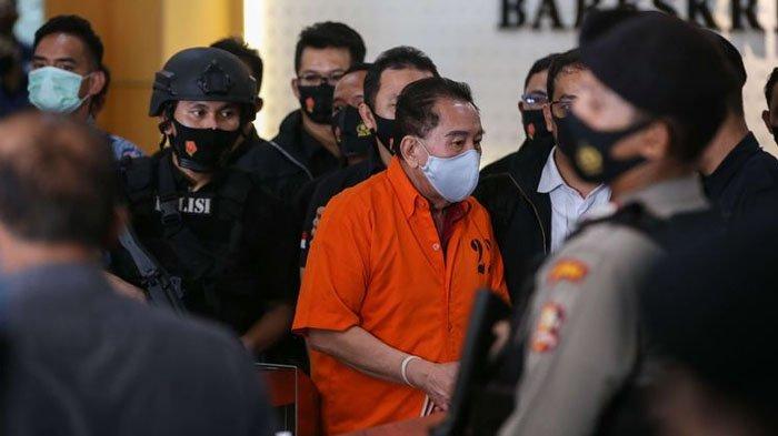 Terpidana kasus korupsi pengalihan hak tagih (cessie) Bank Bali Djoko Tjandra tiba di Bareskrim Mabes Polri, Jakarta, Kamis (30/7/2020). Djoko Tjandra ditangkap di Malaysia.
