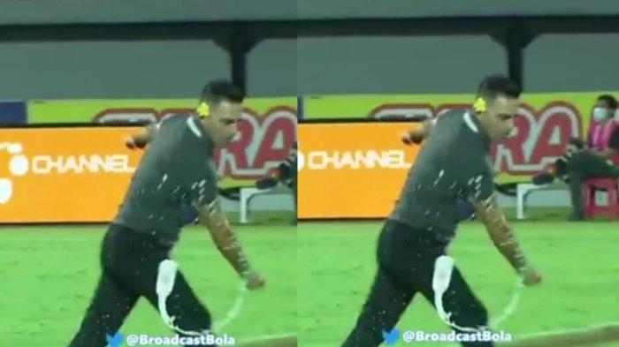 Ekspresi Kemarahan Pelatih Persik Kediri Javier Roca usai peluang emas menit akhir digagalkan kiper Persebaya Ernando Ari