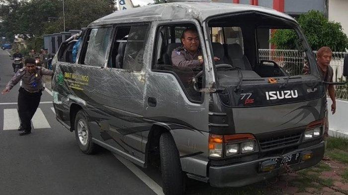 ILUSTRASI. Kondisi mobil elf rusak parah setelah mengalami tabrakan dengan mobil pikap L 300 di Jalan Raya Desa Pikatan, Kecamatan Wonodadi, Kabupaten Blitar, Senin (3/2/2020).