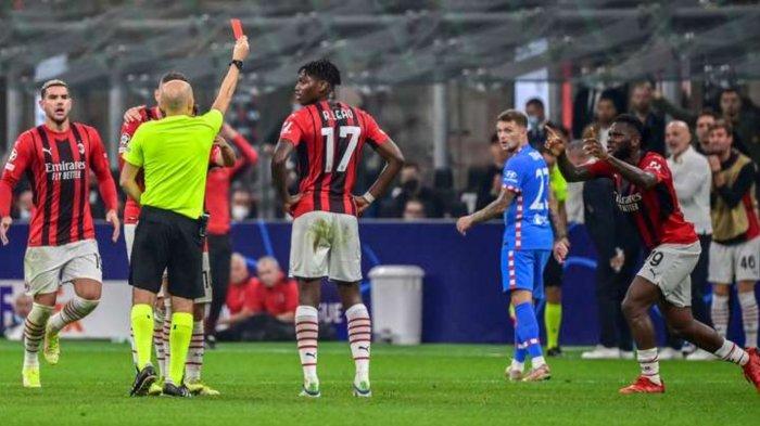 Frank Kessie diusir oleh wasit usai menerima kartu kuning kedua di laga AC Milan vs Atletico Madrid, Rabu (29/9/2021)