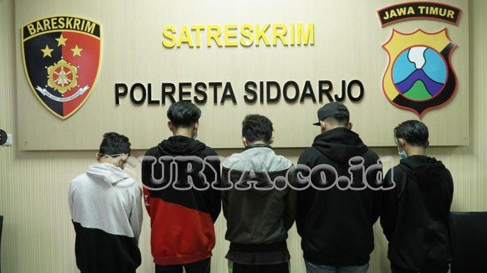 Para pemuda mengatasnamakan Gangster Sidoarjo ditangkap petugas Polresta Sidoarjo.