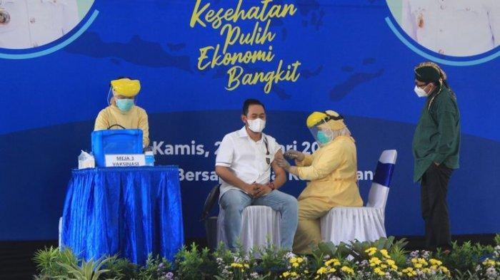 Gilang Widya Pramana saat disuntik vaksin sinovac