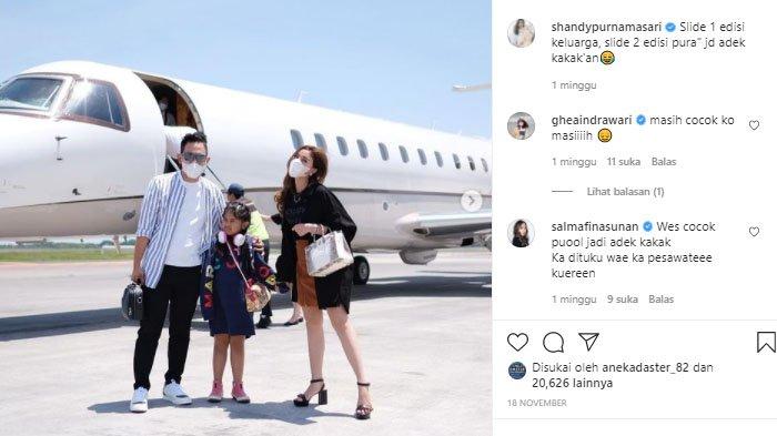Gilang Widya Pramana bersama istri di depan jet pribadinya.