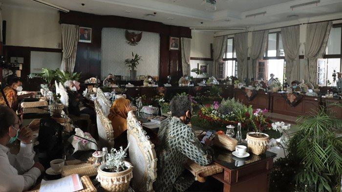 Hari Habitat Dunia (World Habitat Day) 2020, digelar secara daring dan luring itu dibuka di Balai Kota Surabaya, Senin (5/10/2020) malam.