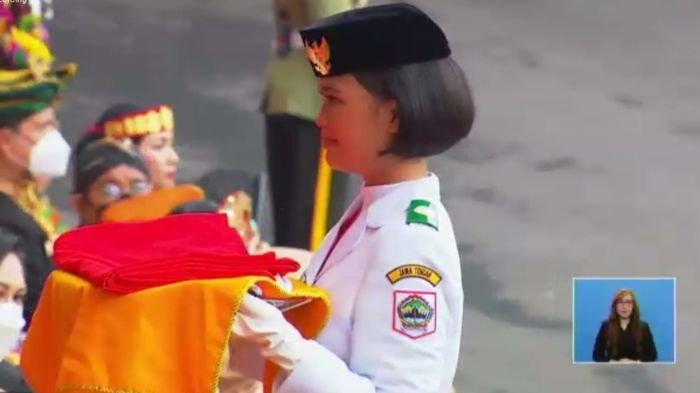 I Dewa Ayu bawa baki Bendera Merah Putih