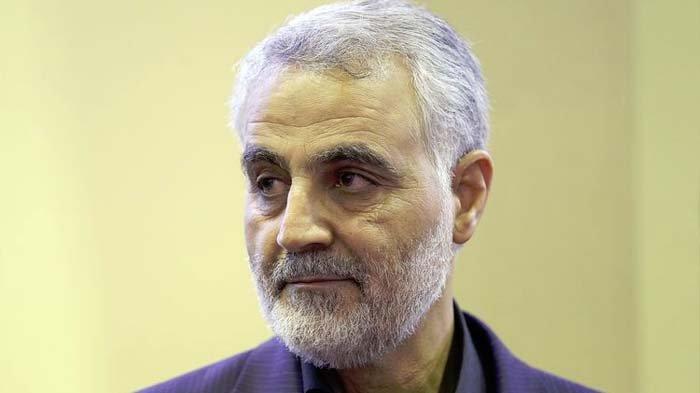 oto yang diambil pada 14 September 2013, menunjukkan Komandan Pasukan Quds, cabang dari Garda Revolusi Iran, Mayor Jenderal Qasem Soleimani, ketika mendapat ucapan belasungkawa atas kematian ibunya di Teheran. Soleimani tewas dalam serangan yang diperintahkan Presiden AS Donald Trump di Baghdad, Irak, pada 3 Januari 2020.