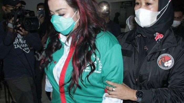 Jennifer Jill menggunakan pakaian tahanan