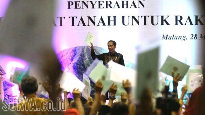 Presiden RI, Joko Widodo (Jokowi) berpidato usai menyerahkan sertifikat tanah secara simbolis di GOR Ken Arok, Kota Malang, Rabu (28/3/2018).