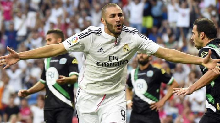 Penyerang Real Madrid, Karim Benzema, merayakan golnya ke gawang Cordoba, pada laga Primera Division, di Santiago Bernabeu, Senin (25/8/2014).